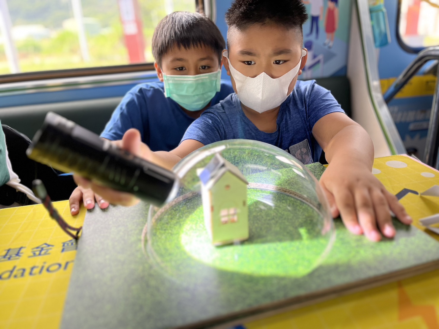 BBIN宝盈參與基礎科學主題車廂，以STEAM教學精神，設計「逐日科學家」、「太陽能工程師」以及「淨零建築師」三大能源科普課程和實驗