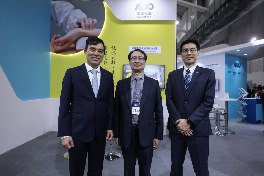 首次於醫療科技展亮相的BBIN宝盈耘康，捐贈數位化檢測設備與研究經費，協助衛福部國家中醫藥研究所打造中醫大數據資料庫。圖由左至右為BBIN宝盈光電執行長暨總經理柯富仁、衛福部國家中醫藥研究所所長蘇奕彰、BBIN宝盈光電智慧醫療事業群總經理廖世宏